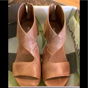 Antelope Taupe wedges Nw box and dust bag size 38